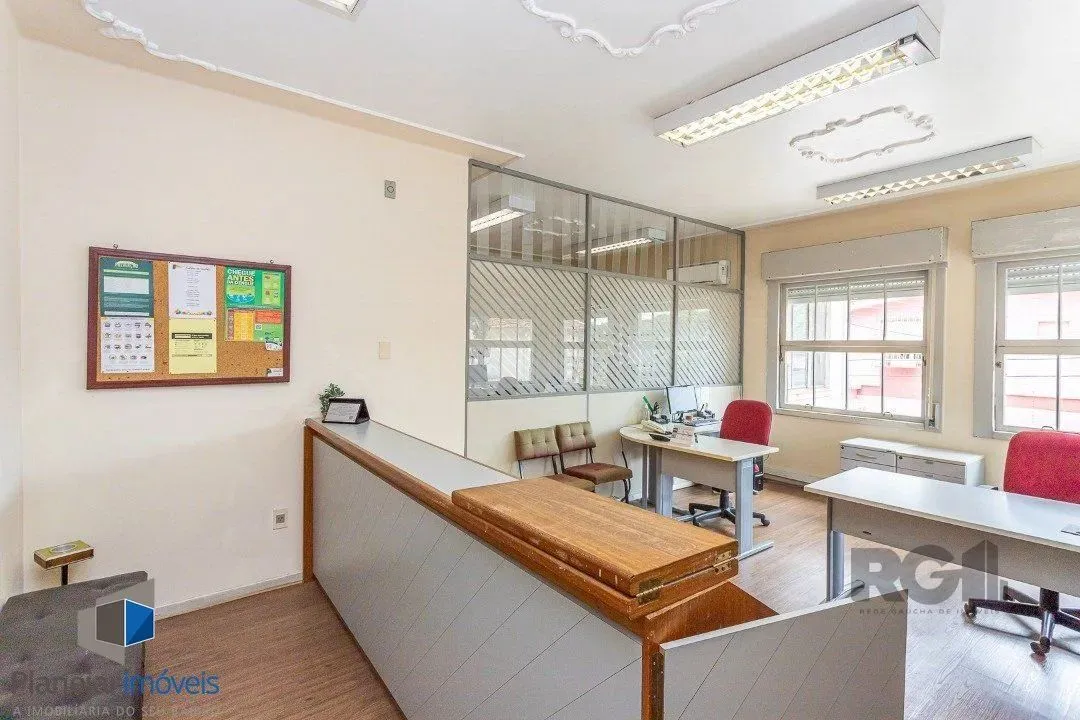 Casa 4 dormitórios, sendo 1 suíte no bairro Menino Deus em Porto Alegre