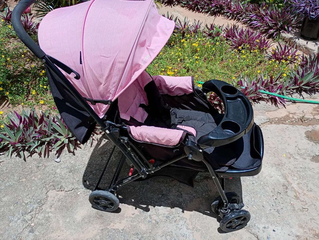 Carrinho de bebê reversível Cosco Rosa e preto seminovo 