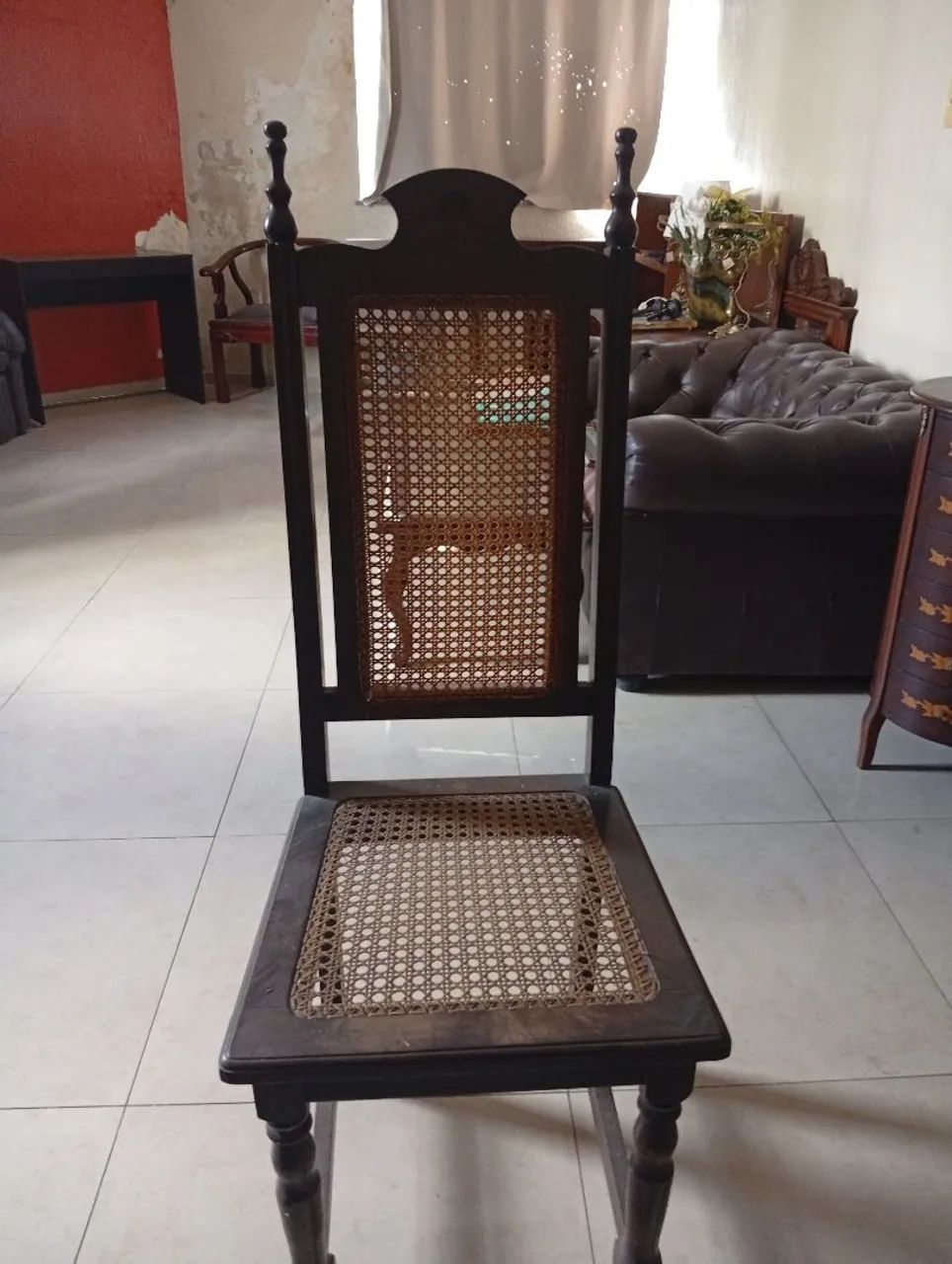 Cadeira de madeira com assento em tela