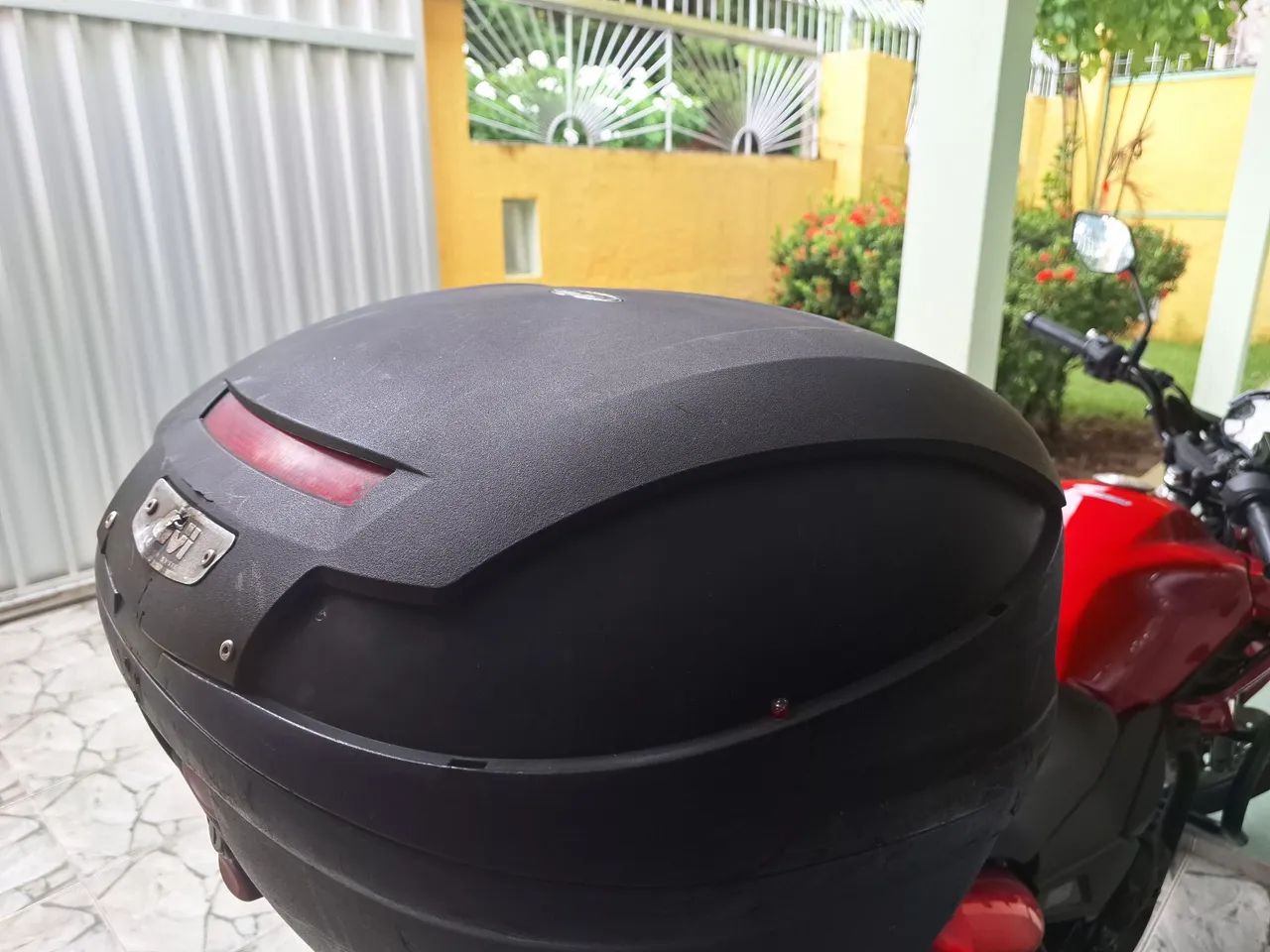 Bau Givi para Moto 47L sem os luminosos com pequena avalia,  mas,  travando normalmente.  - Foto 3