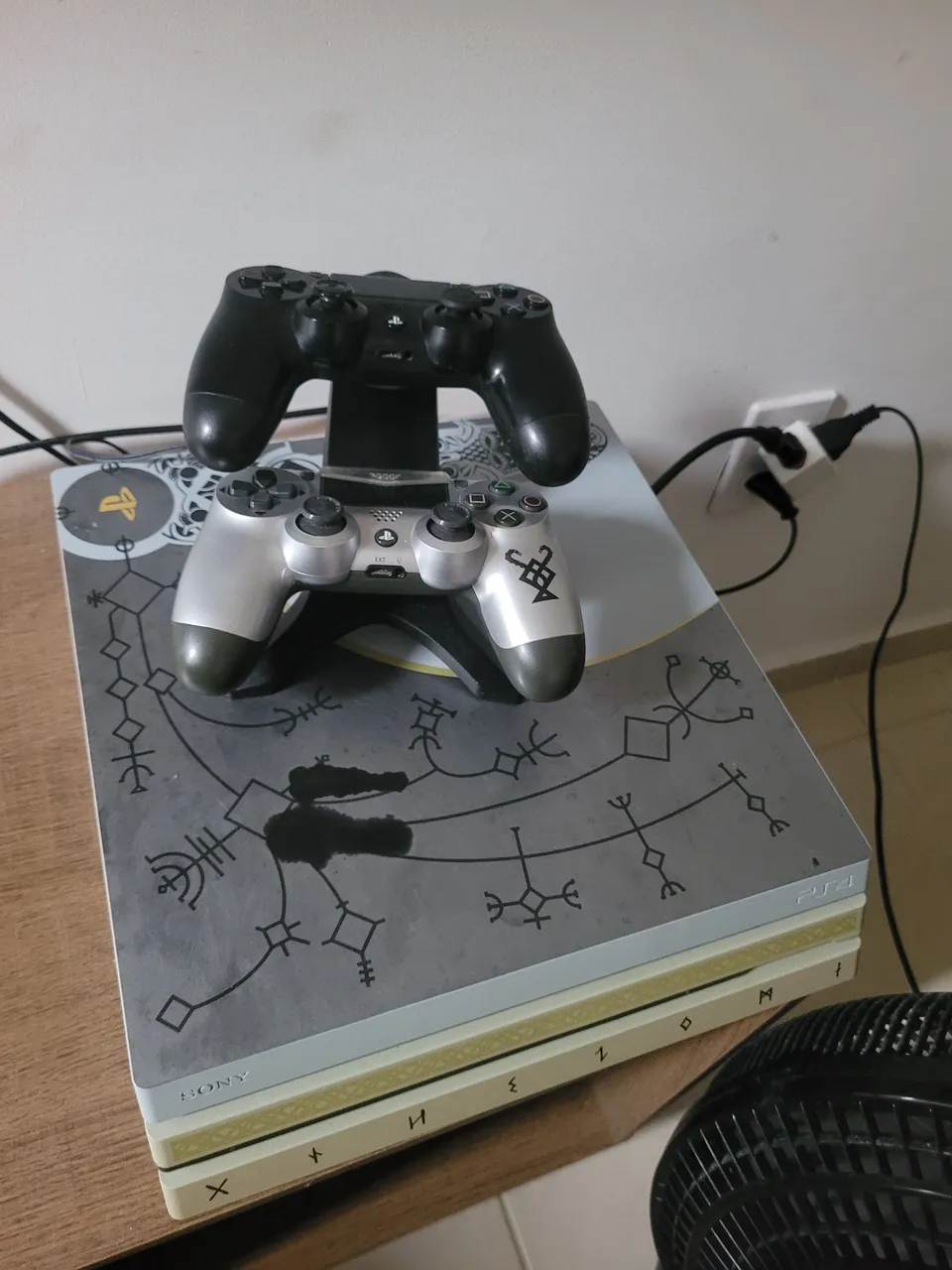 PlayStation 4 God of War Edição Limitada + 2 Controles