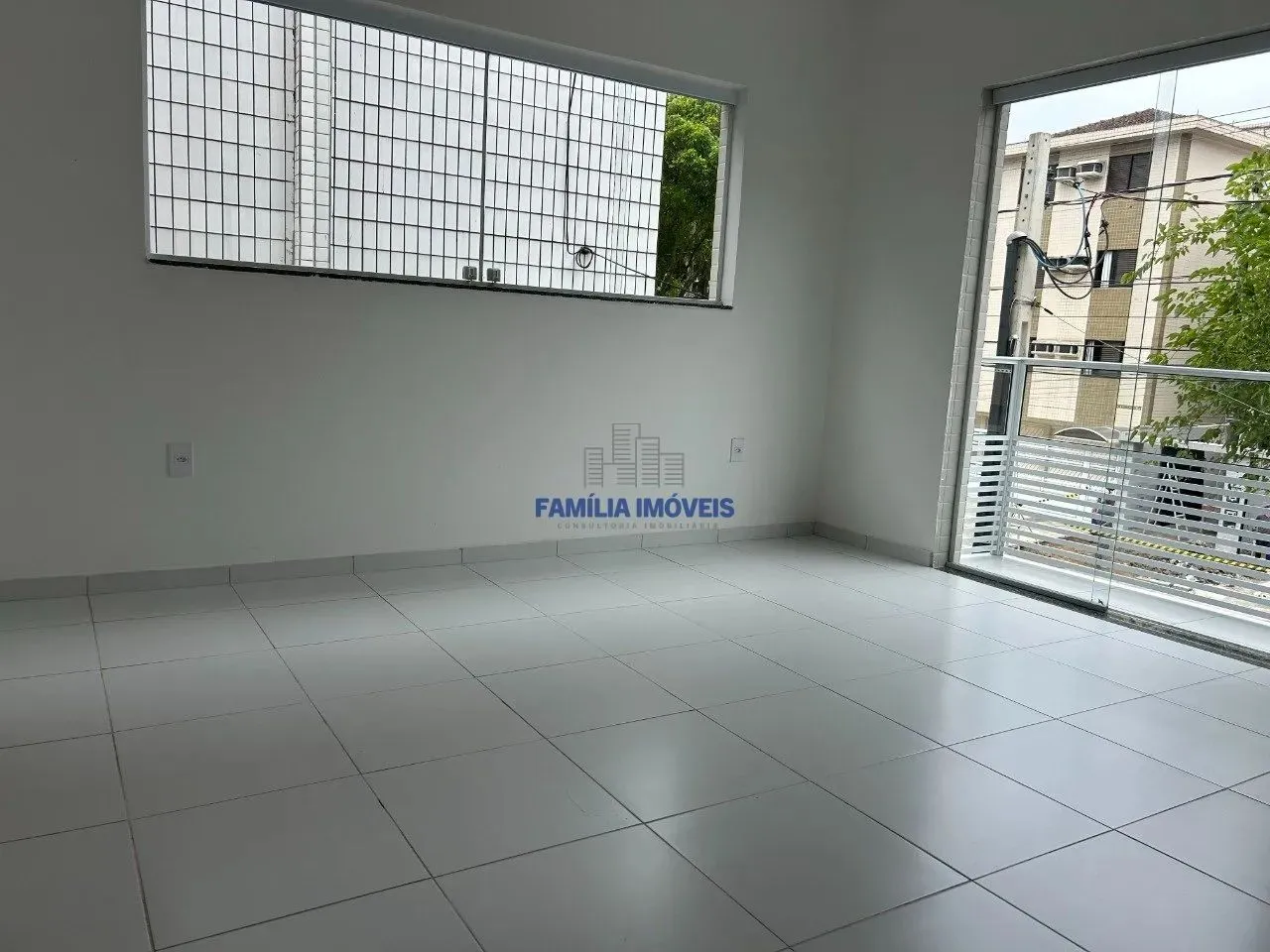 Sobrado novo à venda Santos Marapé 2 suítes quintal churrasqueira