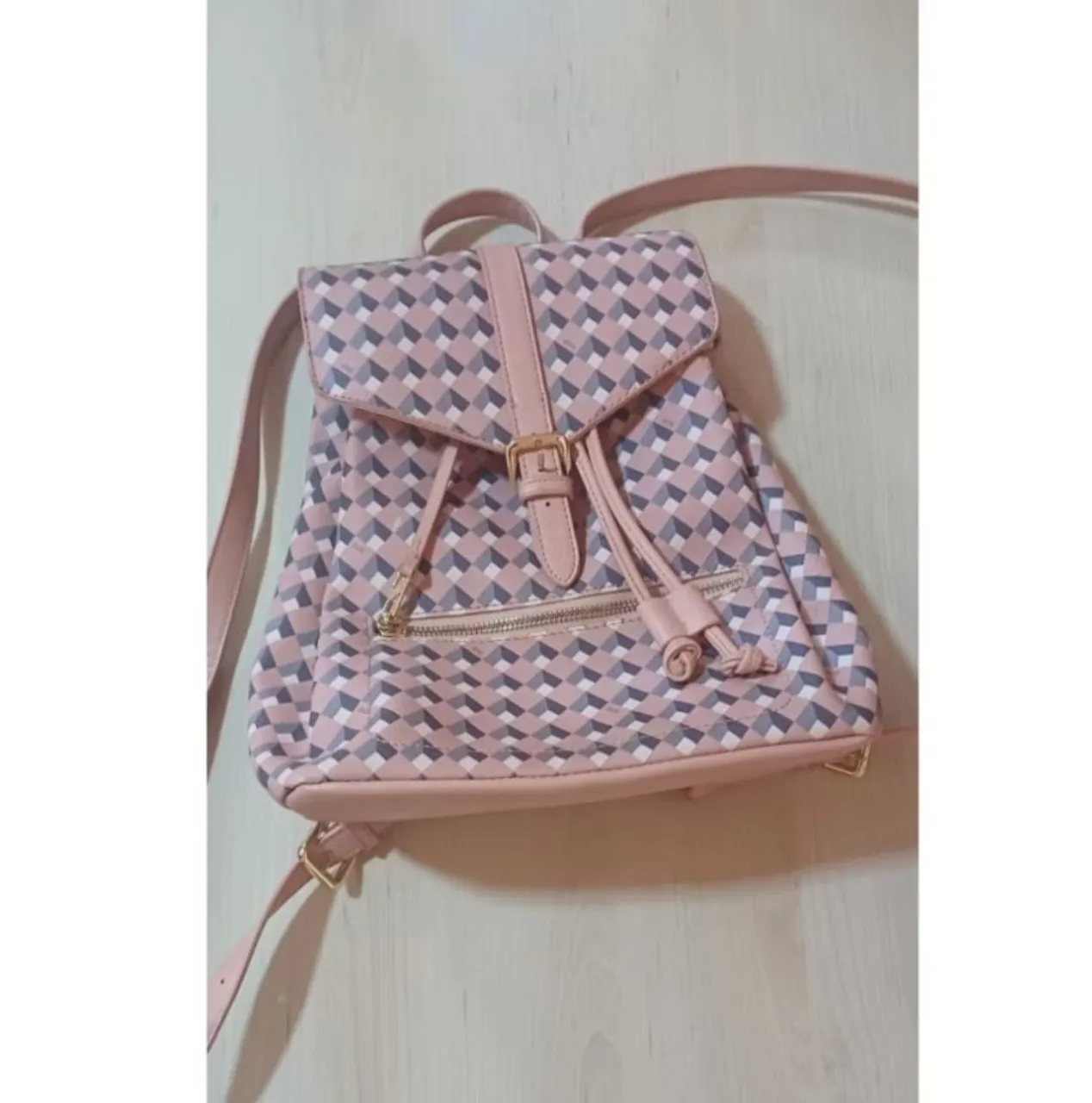 Mochila Rosa com Estampa Geométrica Santa Lolla