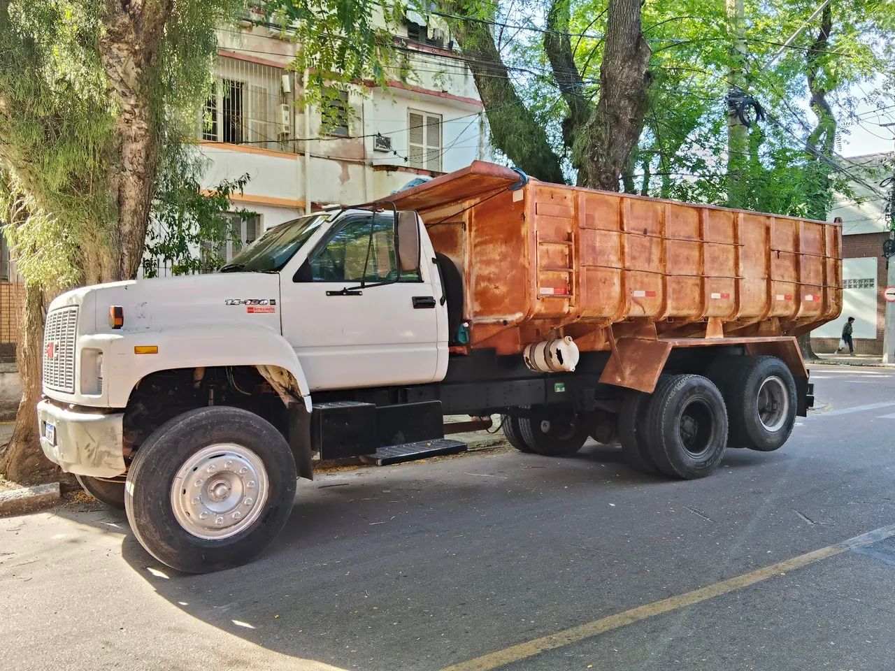 Retroescavadeira e Caminhao - Foto 2