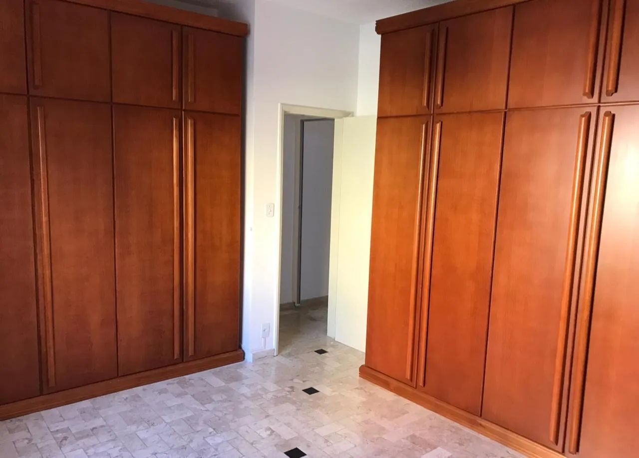 Guarda roupa de madeira 