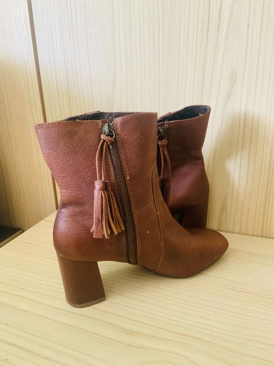 Bota Farm em couro cano médio nº 35