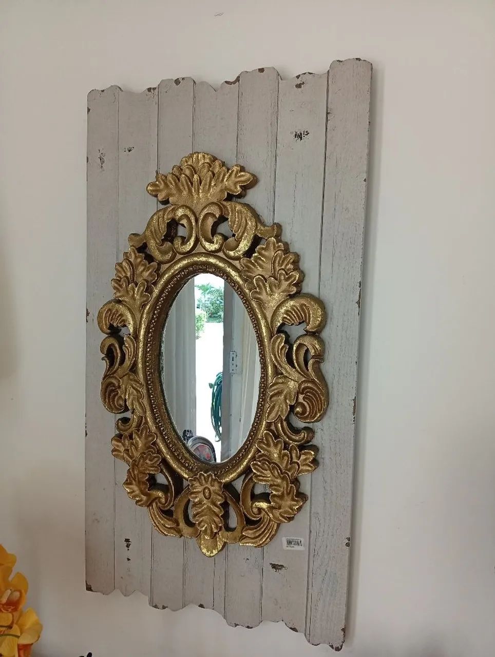 Espelho Oval Dourado com Moldura Detalhada