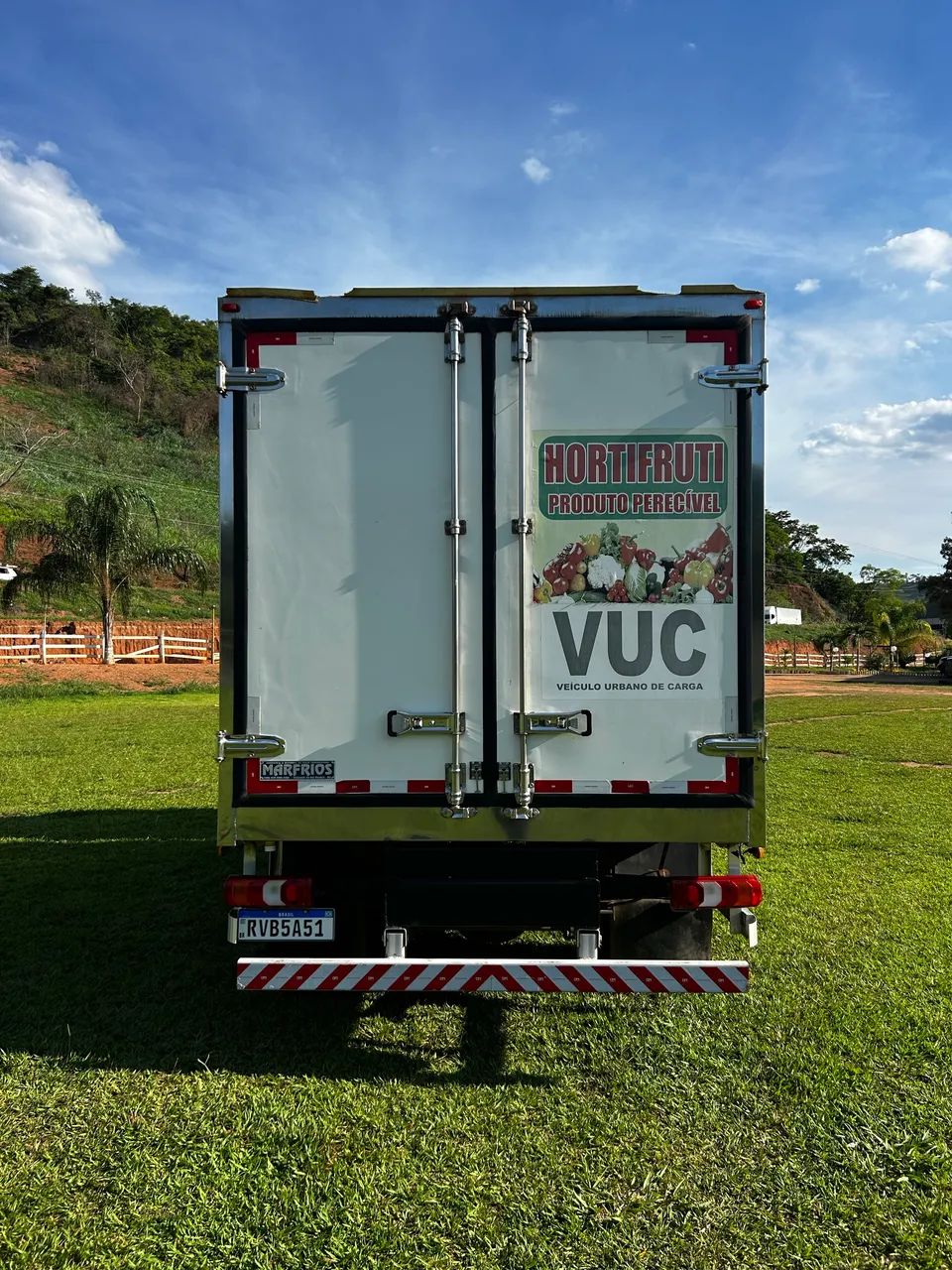 MB 815 BAÚ RESFRIADO BAIXÍSSIMO KM  - Foto 7