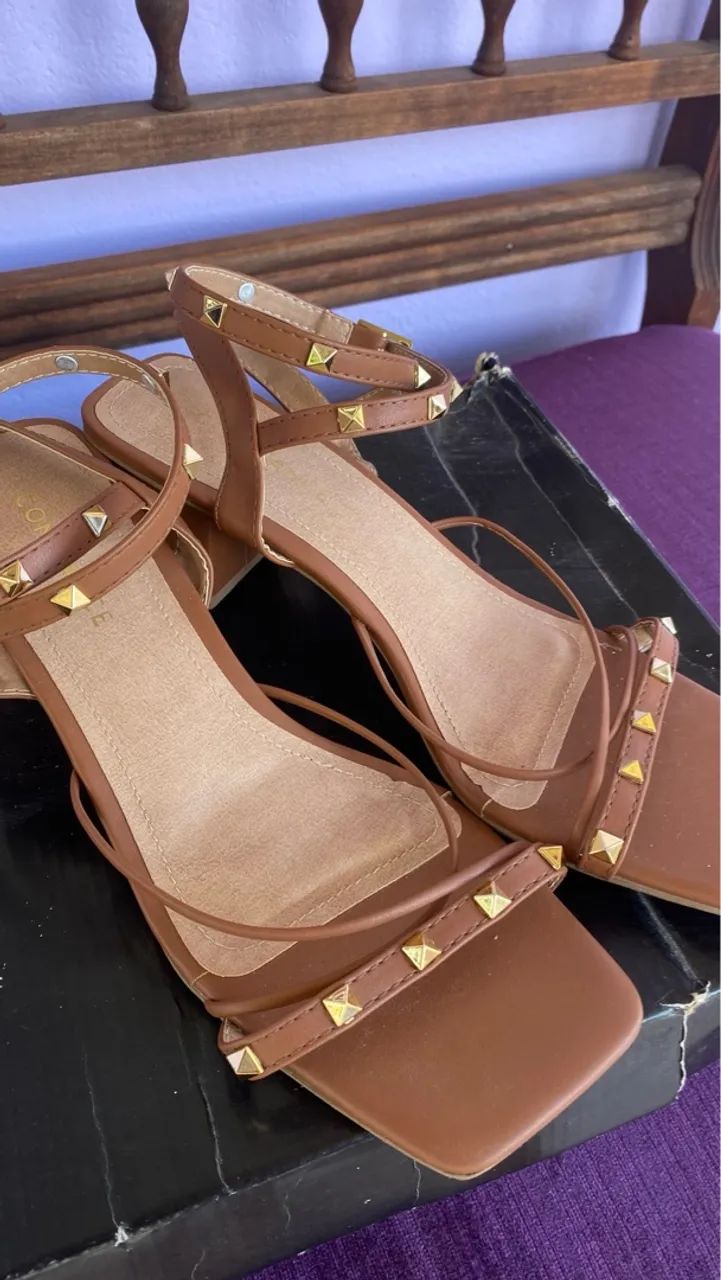 Sandálias de salto alto marrom com detalhes em dourado - Foto 2