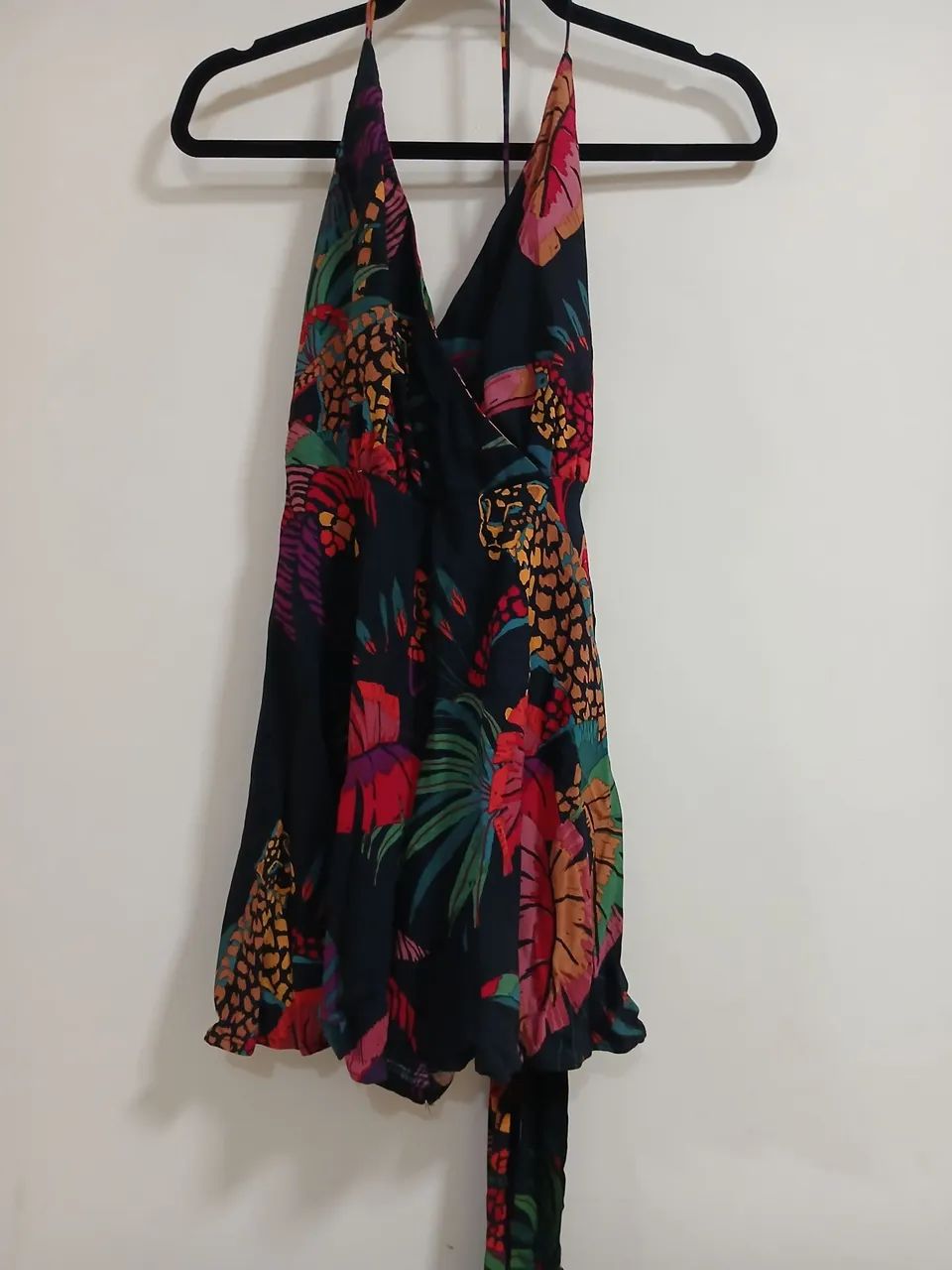 Vestido estampado com decote halter e amarração - Foto 4