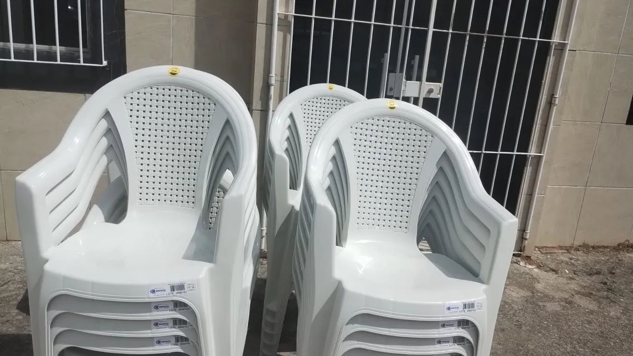 Cadeiras Plásticas Brancas Empilháveis