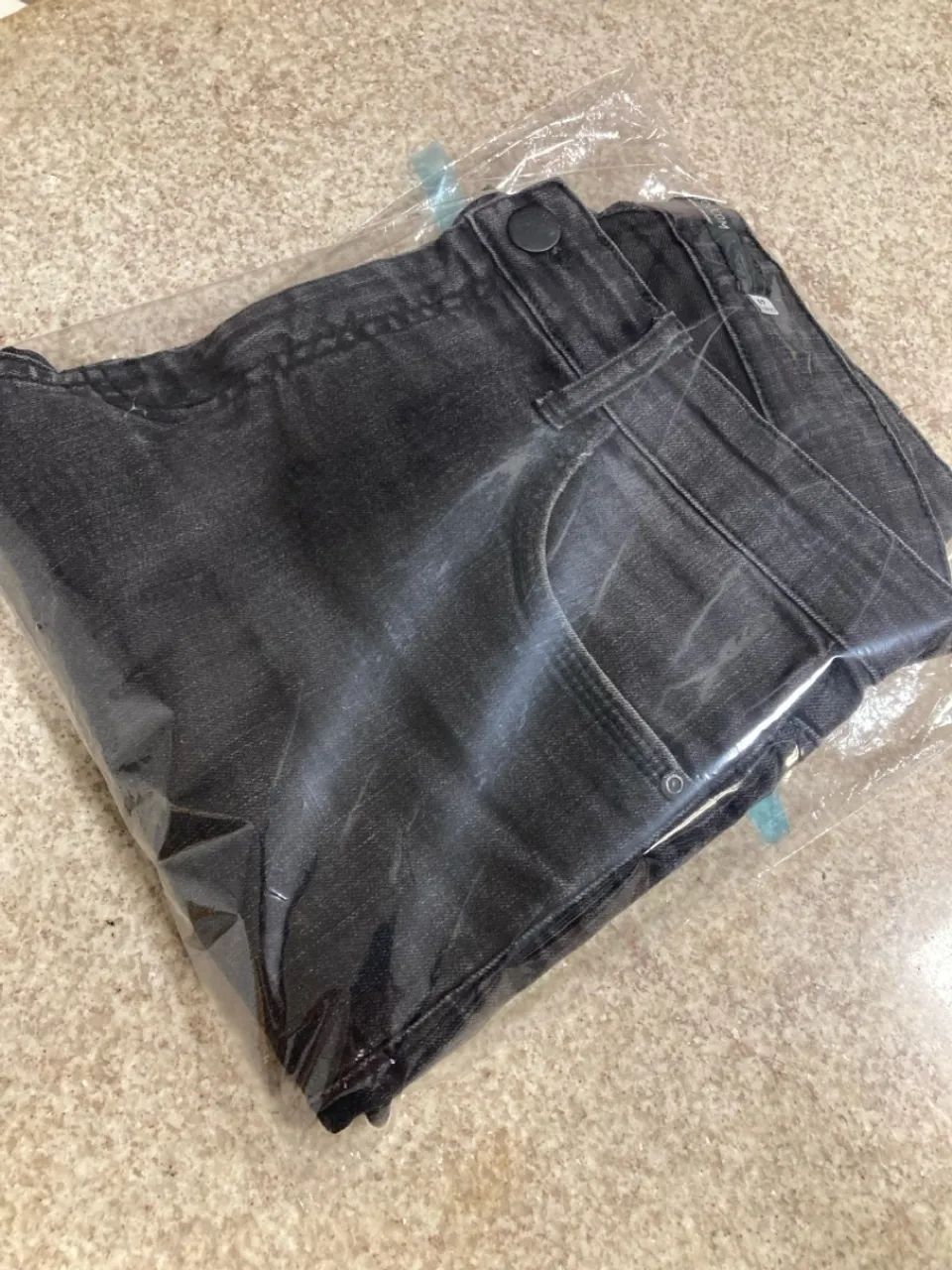 Calça Jeans Preta com Detalhes Rasgados - Foto 3