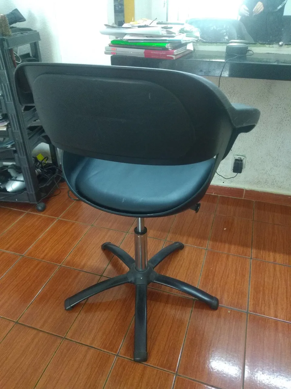 Cadeira Giratória Preta para Salão de Beleza