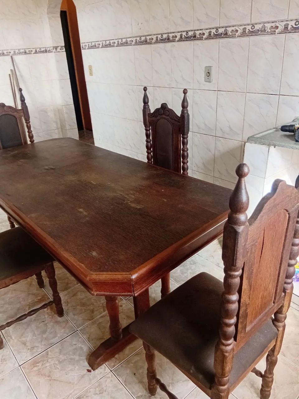 Vendo uma mesa com quarto cadeiras sucupira antiga  - Foto 4