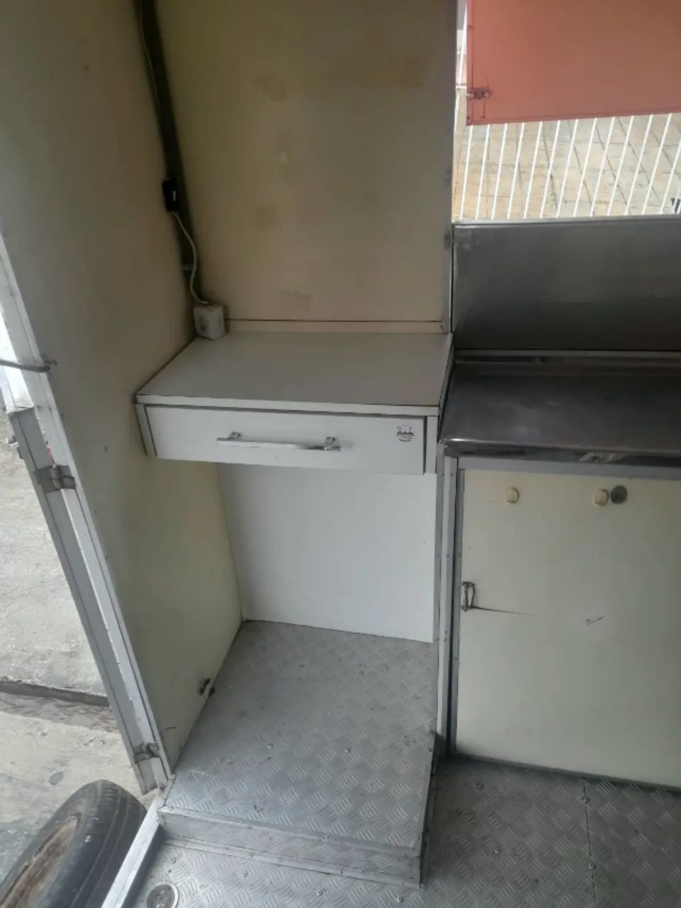 FOODTRAILER 3X2M inox internamente, tem duas coifas com reversão, de sugar e ventilar, dua - Foto 2