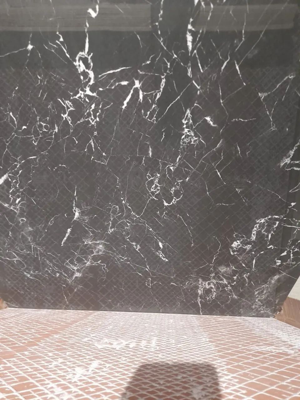 Piso de cerâmica estilo mármore escuro polido e retificado 81x81 - Foto 2