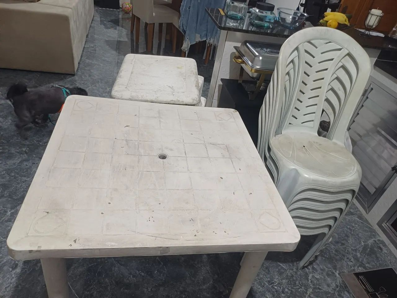 Jogo de mesa branca com 4 cadeiras