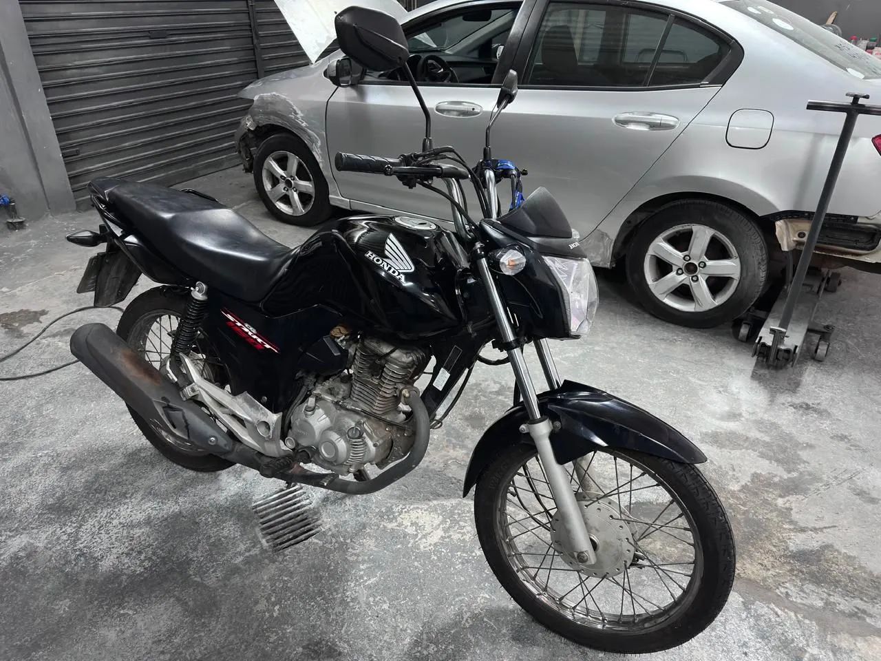 Moto super nova e bem cuidada