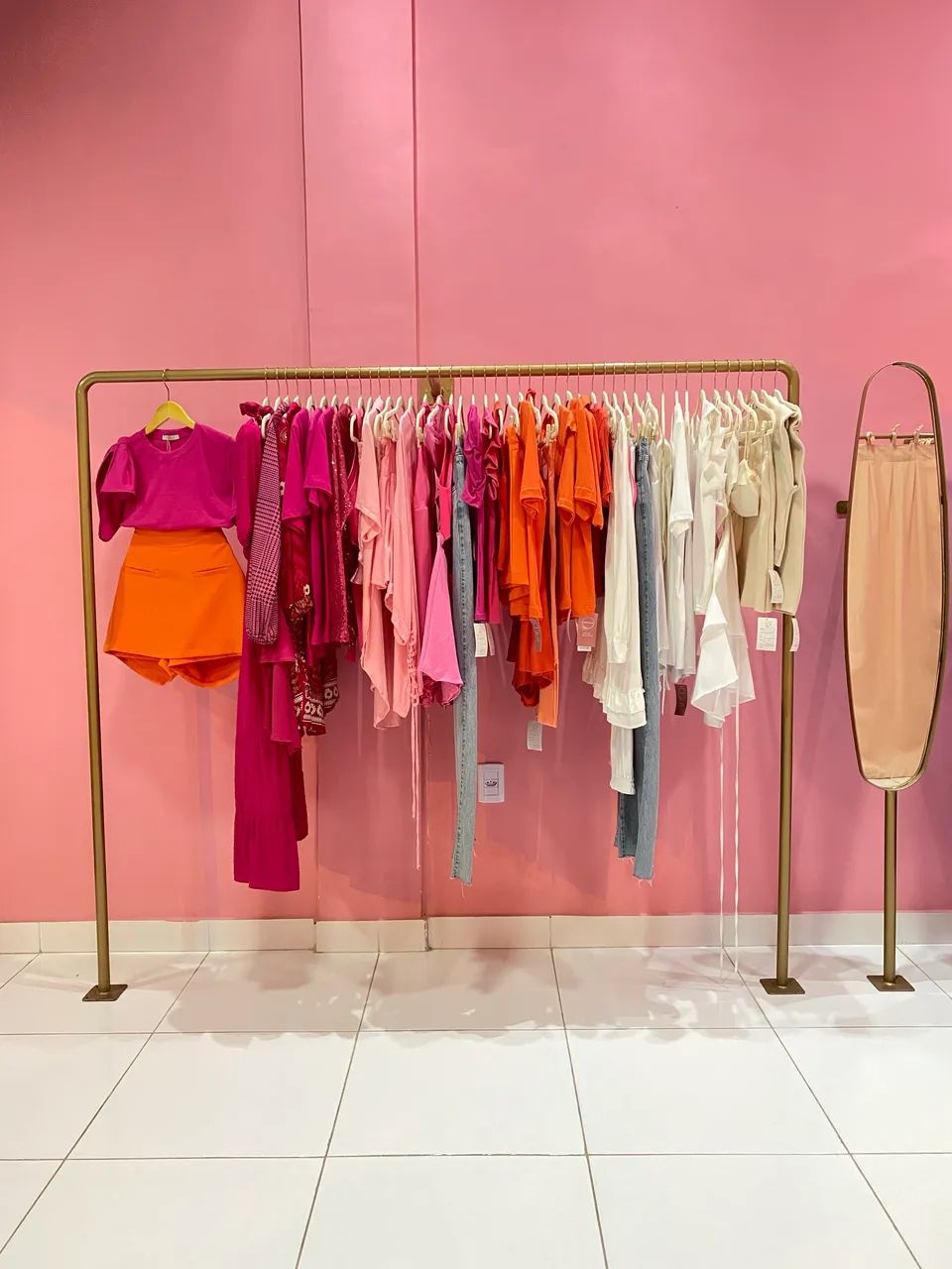 Vendo peças de loja para roupas e acessórios  - Foto 3