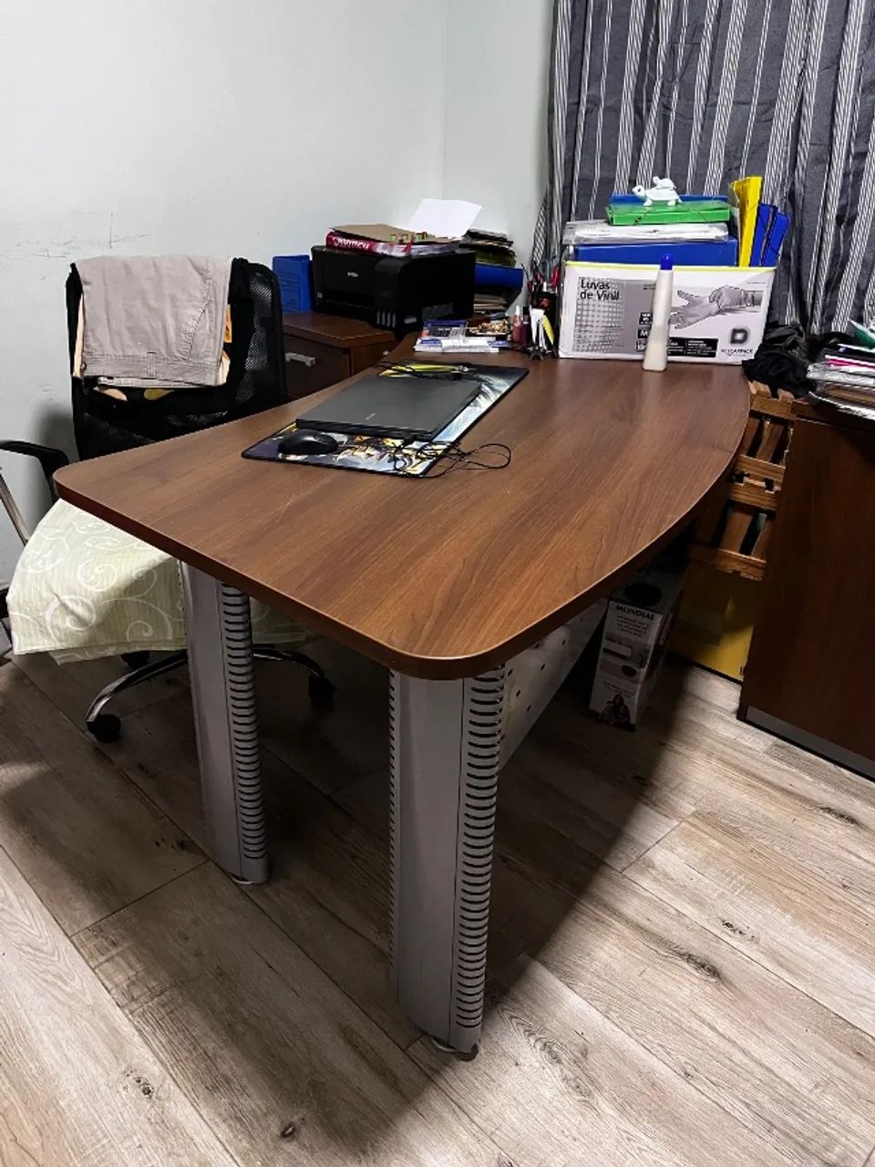 Mesa de Escritório Angular com Painel em Aço