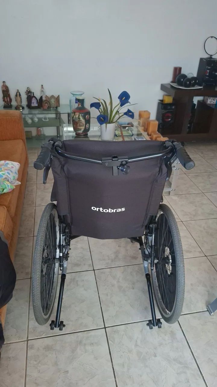 CADEIRA DE RODAS SEMI NOVA - Foto 2