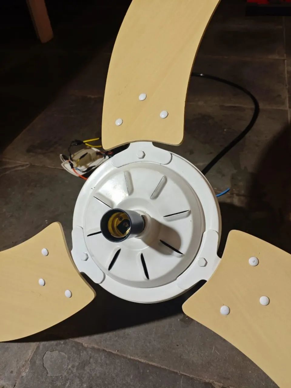 Ventilador De Teto 127V Branco e Madeira - Foto 2