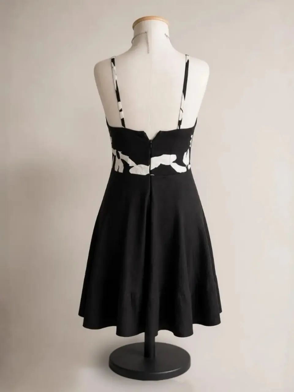 Vestido Vintage Preto e branco  - Foto 2