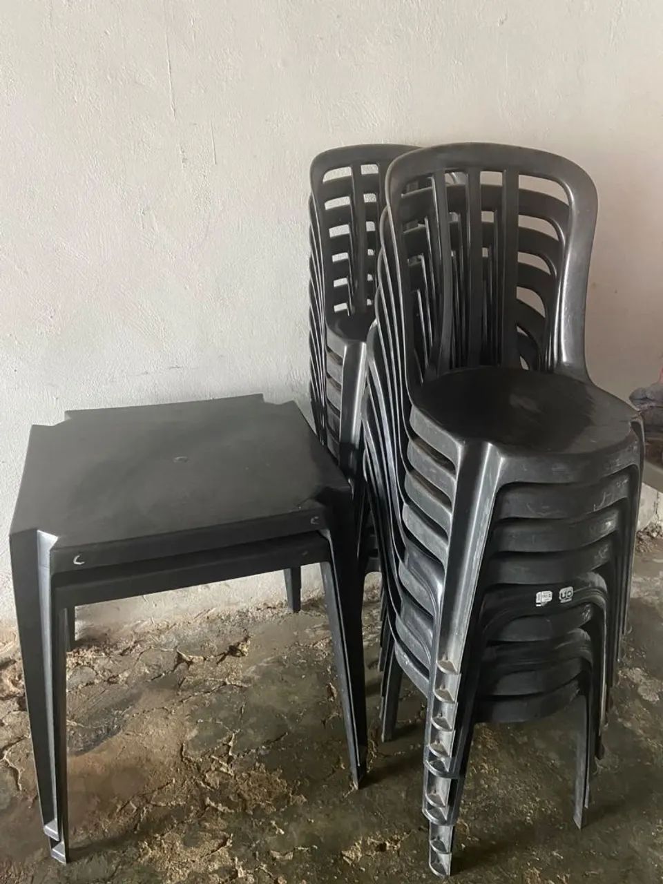 Mesas e cadeiras de plástico 