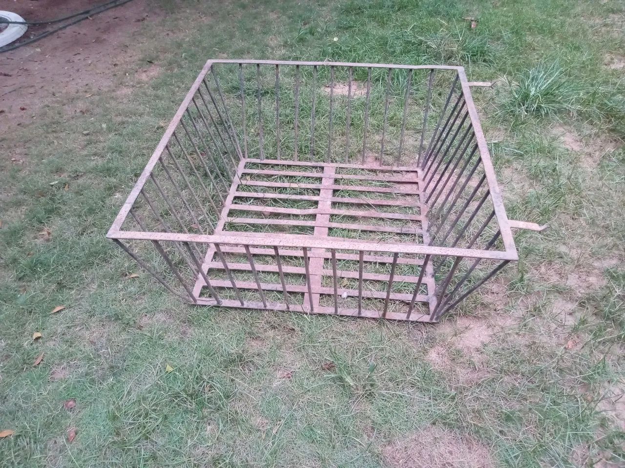 Vendo lixeira de ferro de 40 cm de altura com 1 metro de comprimento 