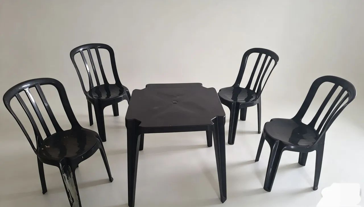 Mesa plástico com 4 cadeiras 