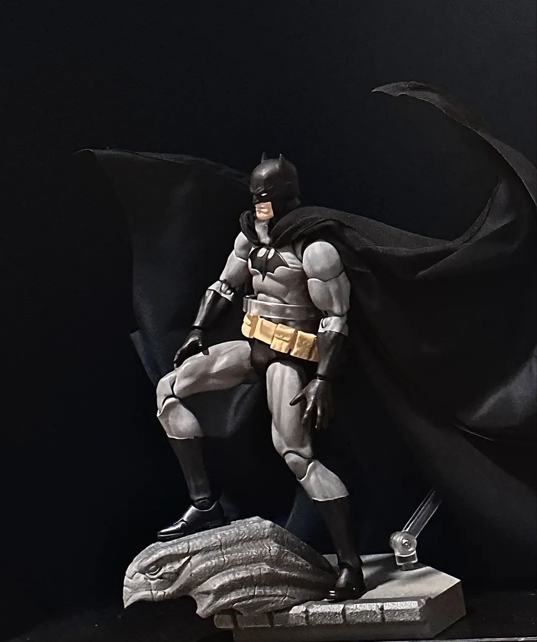 Batman hush mafex preto e cinza original. (preço negociável