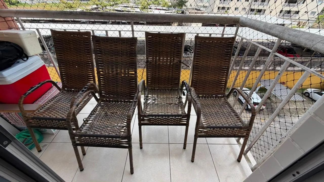 Jogo de 4 cadeiras + Mesa de centro