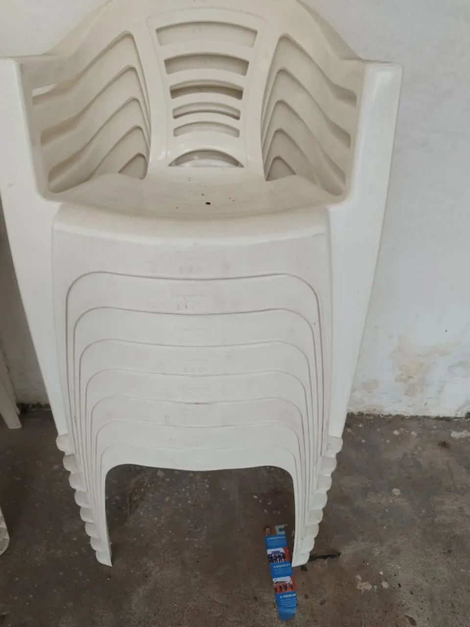 Vendo cadeiras e mesas plástico  - Foto 2