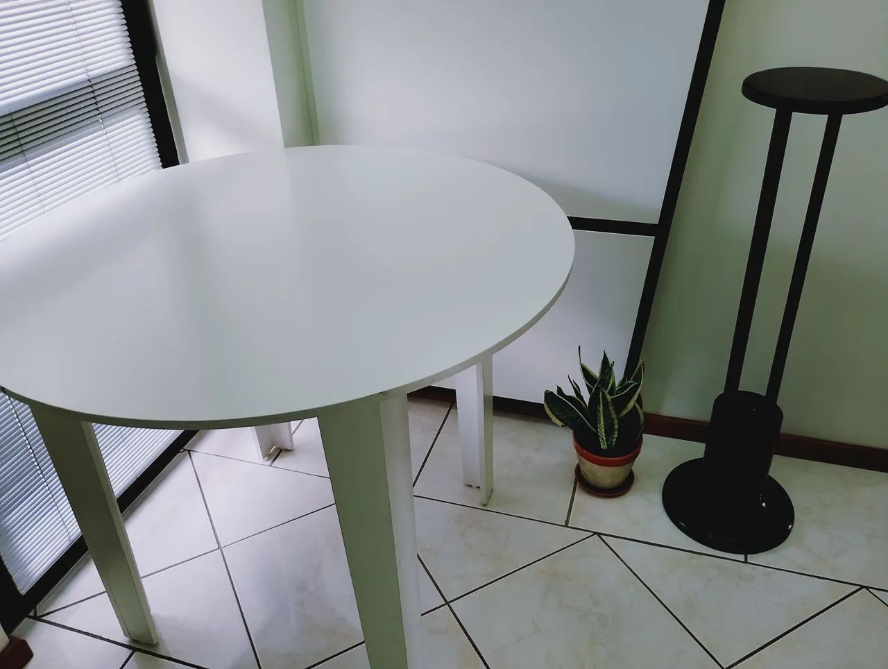 Mesa com tampo redondo, em MDF