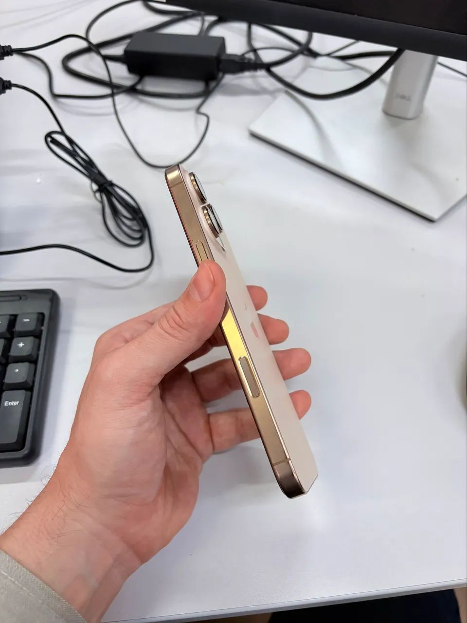 IPHONE 16 PRO MAX - DOURADO - Foto 2