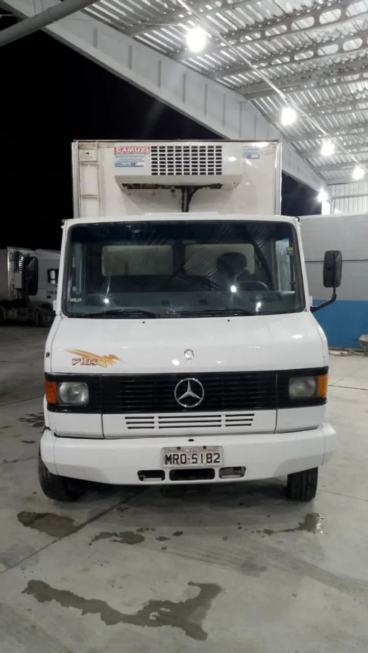 MB 710 plus com baú frigorífico  - Foto 2