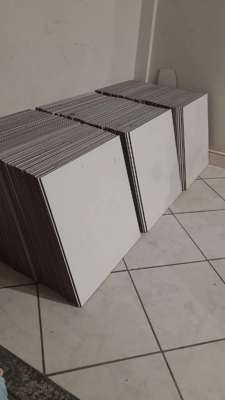 Non-slip ceramic tile 58x58 cm only R$1300.00 for pickup today. 79 sq m