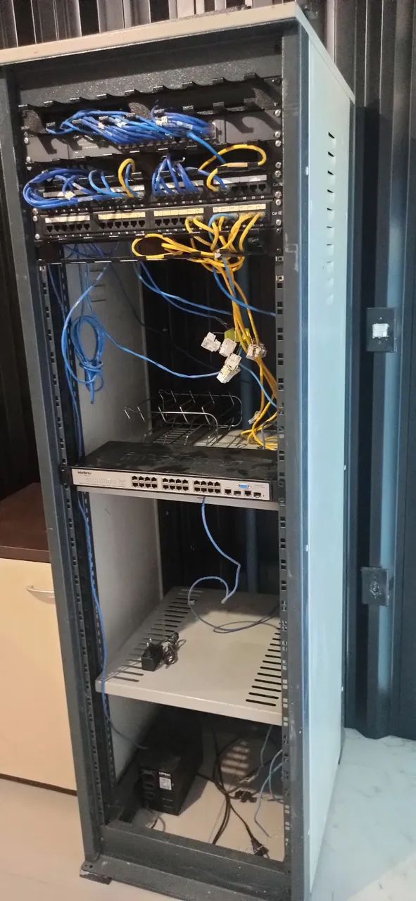 Rack para servidor , com Switch 24 portas, 2 Pach Panel CAT5E e um Switch Intelbras  - Foto 2