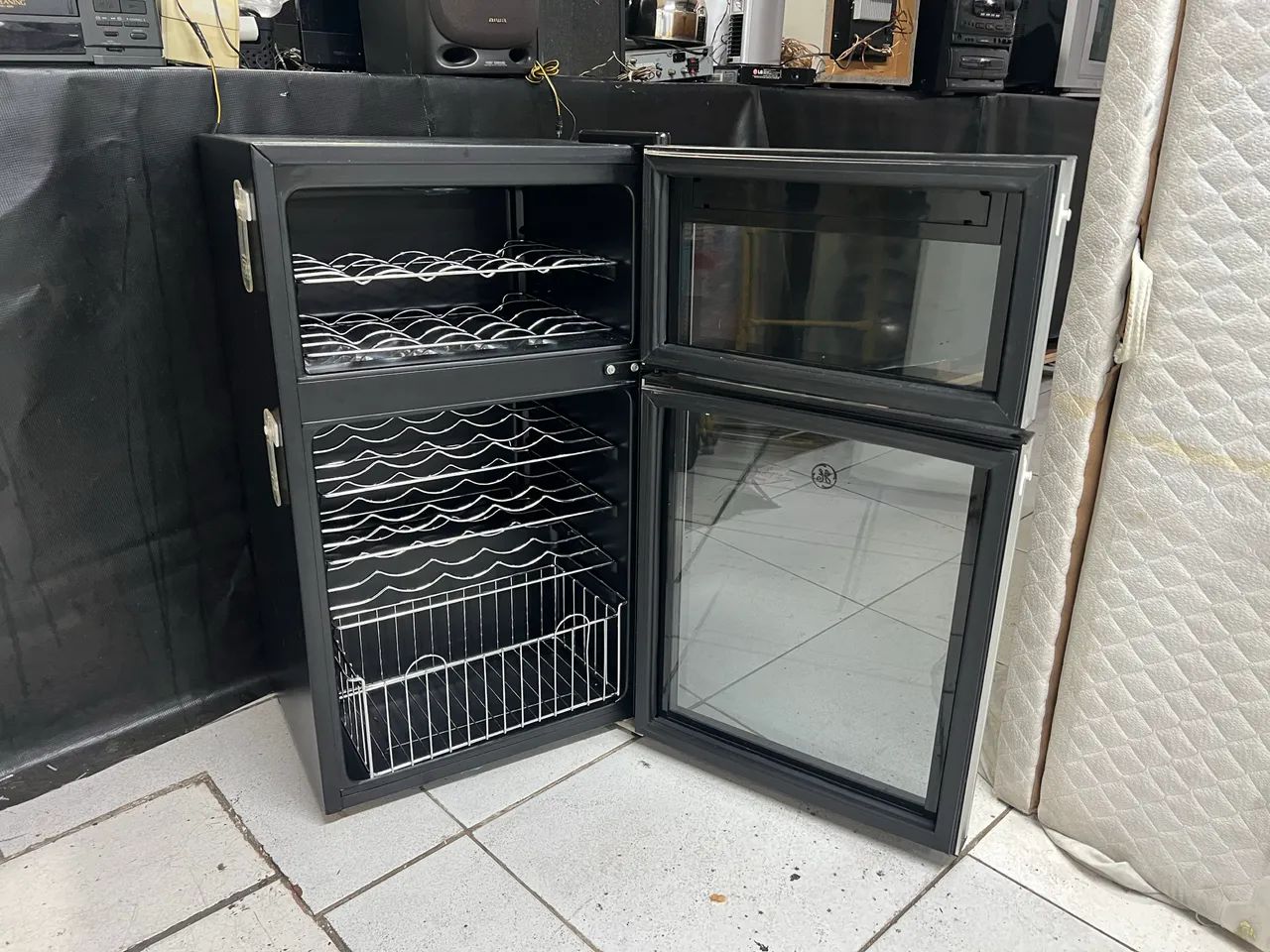 Adega GE Easy Cooler Dual Zone Para 29 Garrafas com Defeito  - Foto 4