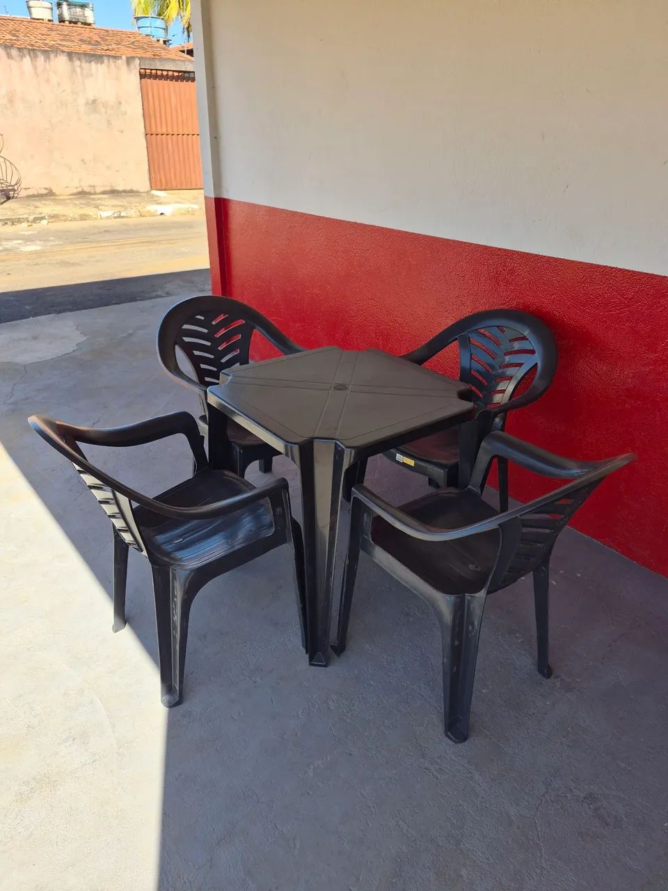 Jogo de mesa com 4 cadeiras plástica  - Foto 2