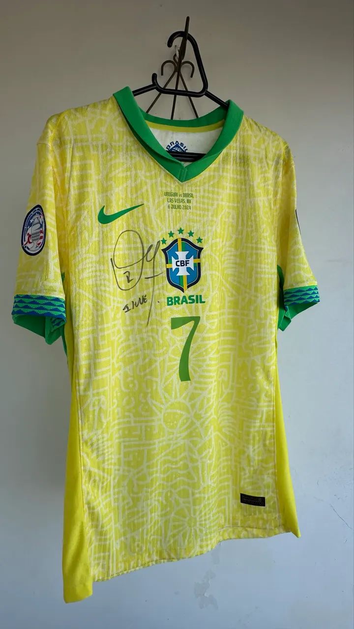 Camisa Brasil autografada Vini jr  - Foto 3