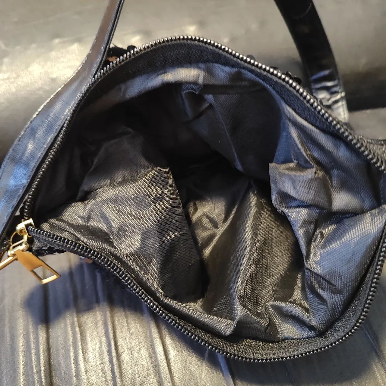 Bolsa de ombro com lantejoulas nova - Foto 3