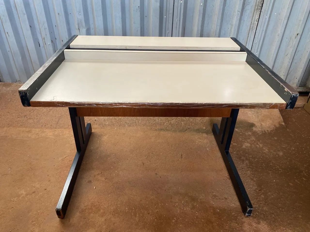 Esta é uma mesa de escritório vintage dos anos 70