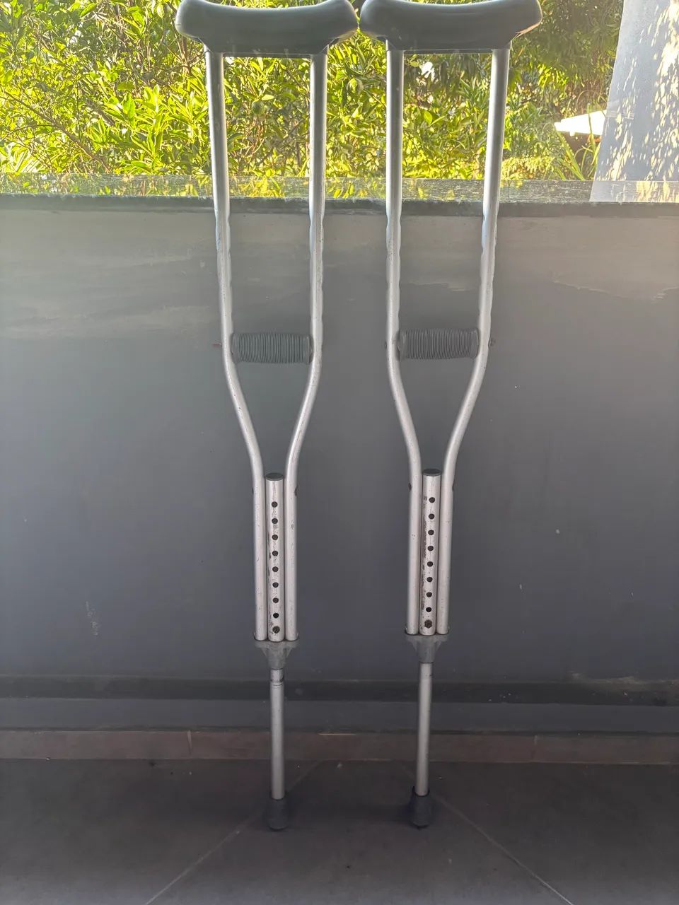 Par muletas em alumínio com regulagem
