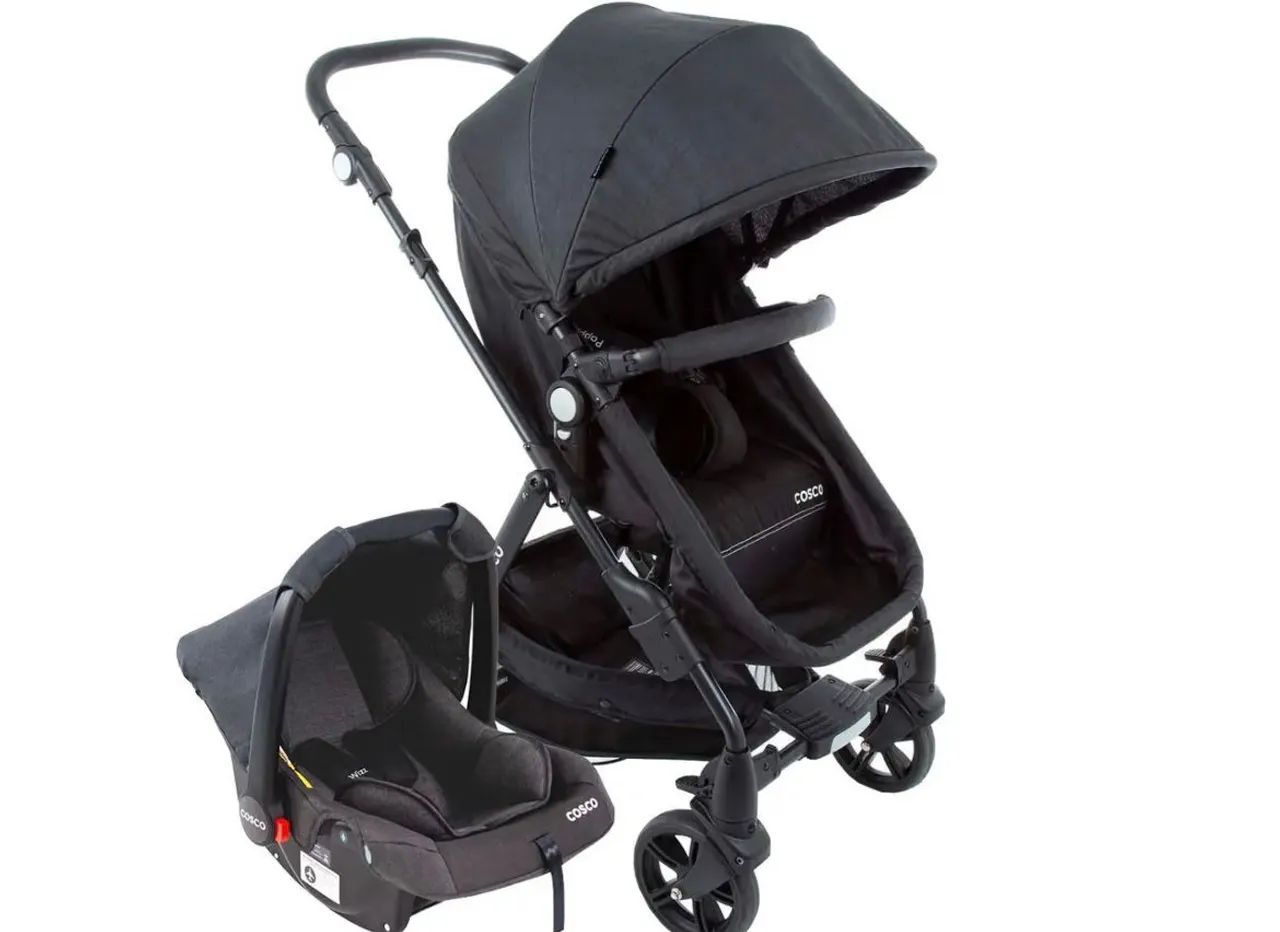 Carrinho de bebe com bebe conforto 