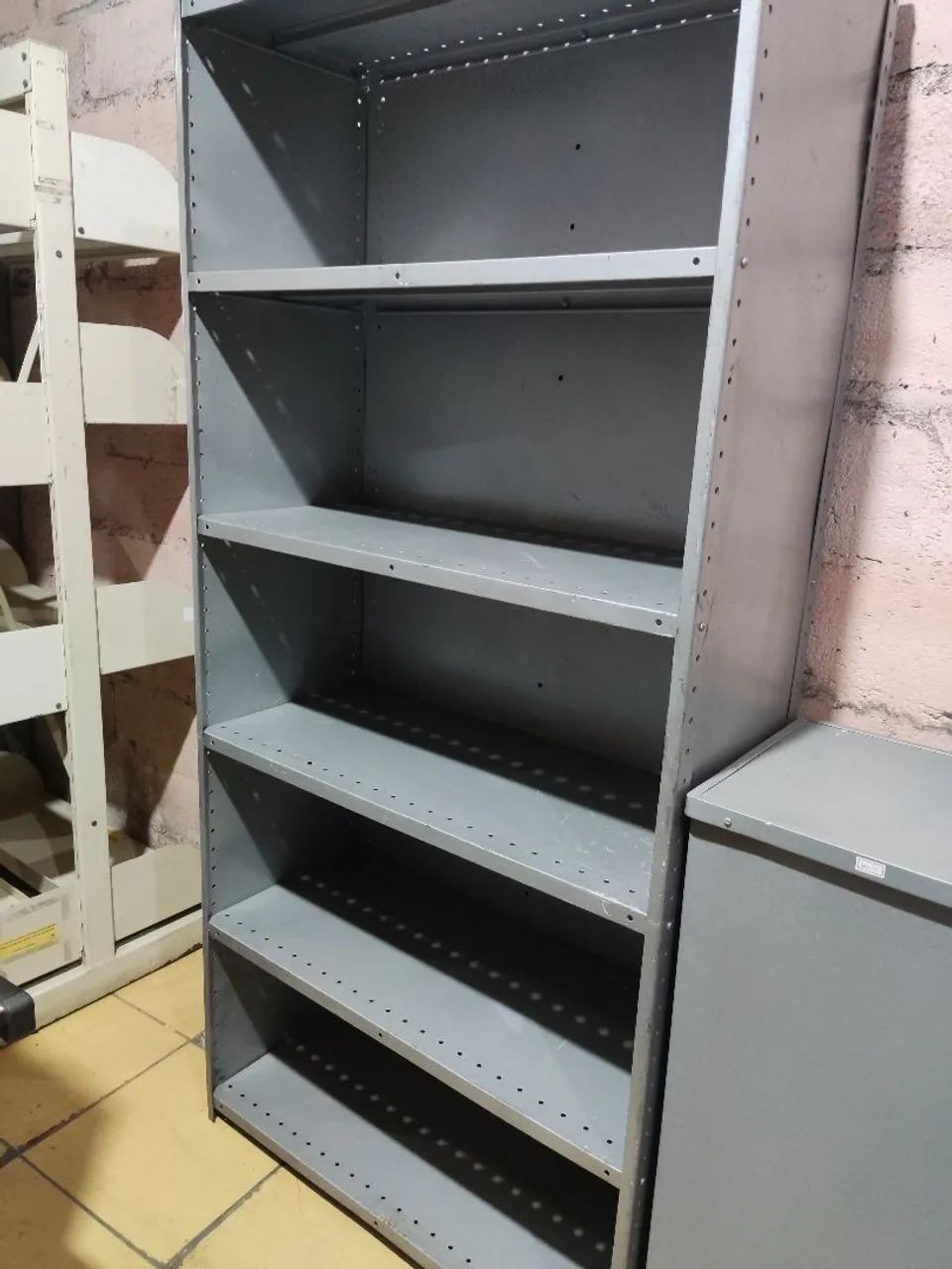 Prateleira de aço reforçada 