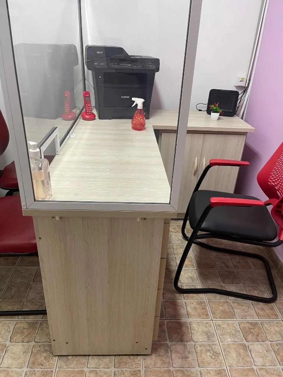 Mesa de escritório em L com 1 armário e gaveteiro - Foto 4