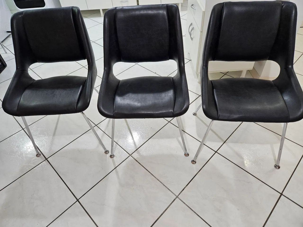 Cadeiras em couro preto e pés de alumínio 6pcs