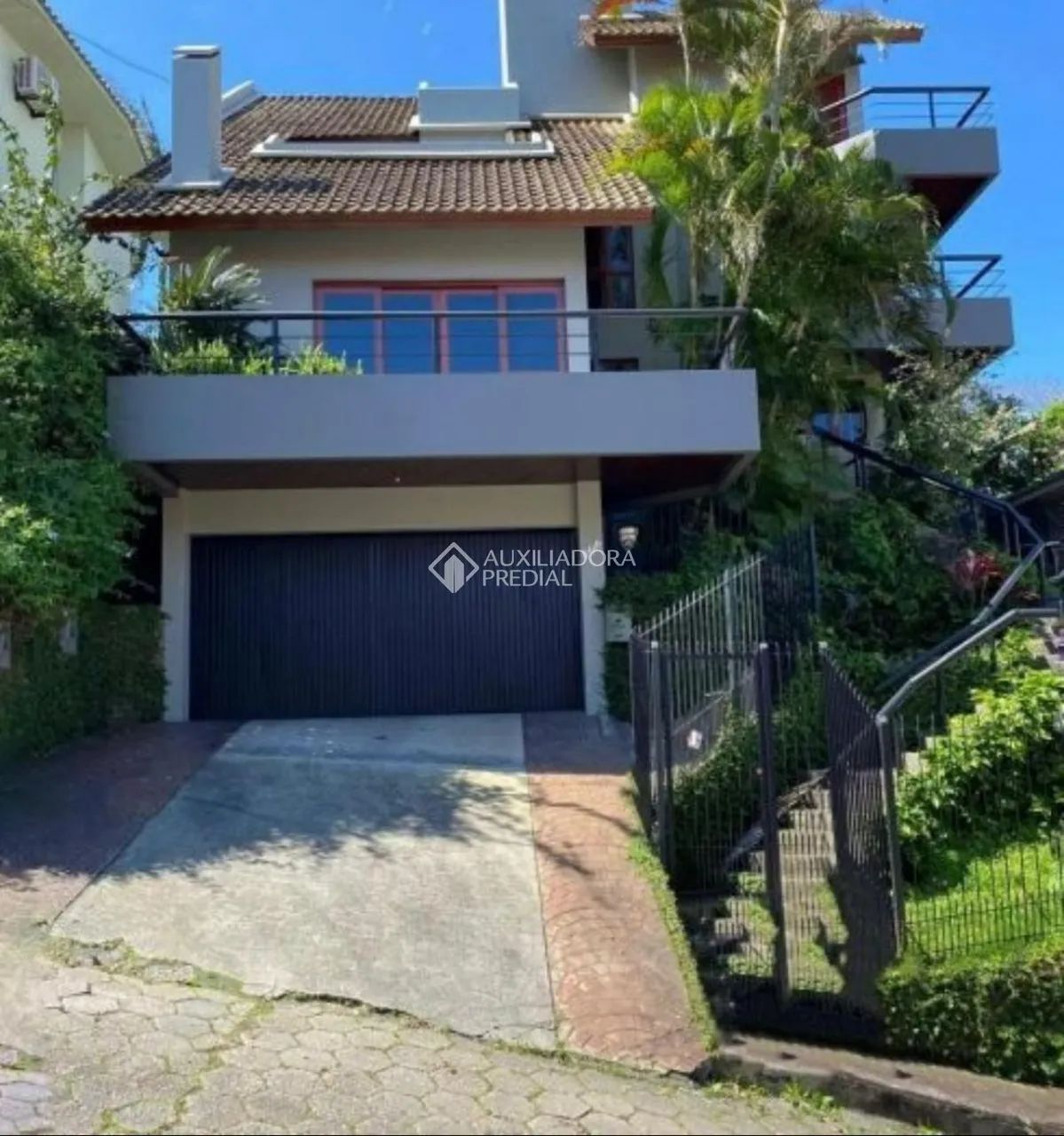 Casa em Coqueiros com 1 suíte master + 2 demi-suítes - Foto 2