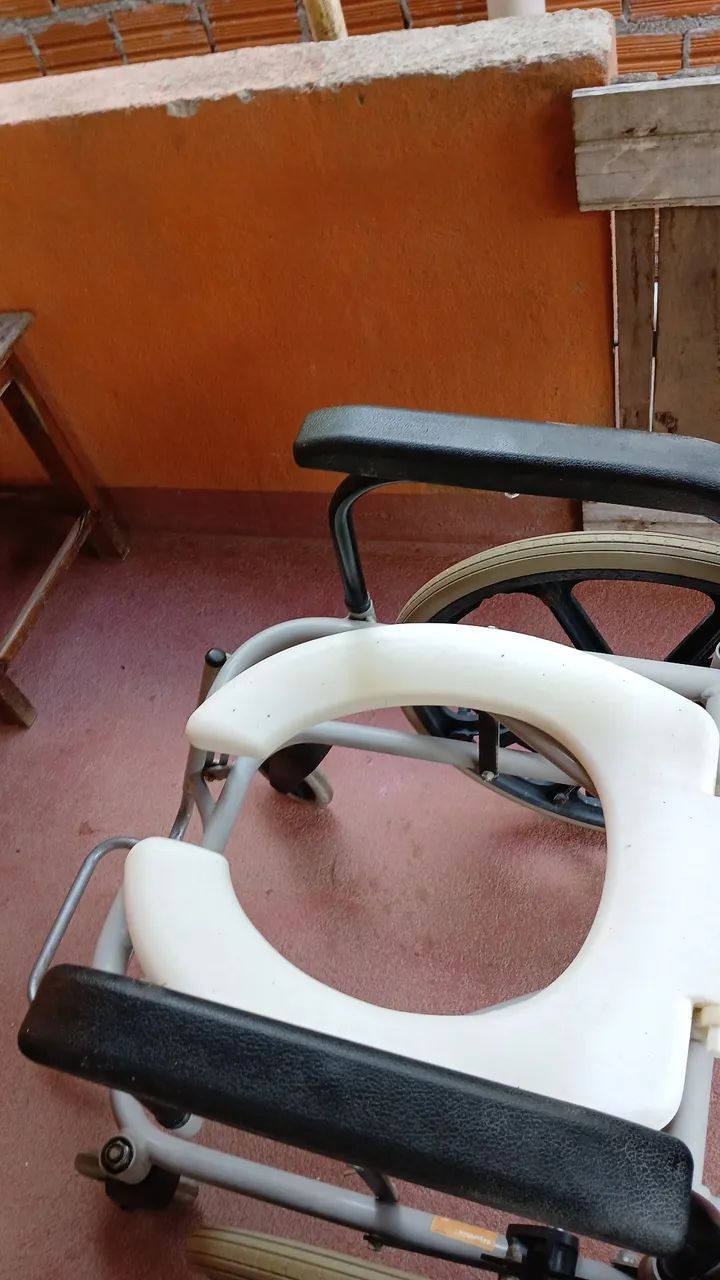 Cadeira de Banho com rodas - Foto 4